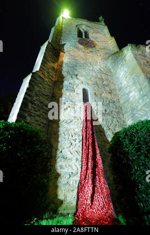 St. Mary's Kirche von England in Kippax mit Mohnblumen cascading vom Turm. Stockfoto