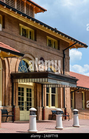 Nahaufnahme der Eintritt in Hattiesburg, MS, zugdepot, die 1910 im italienischen Renaissance Stil gebaut und saniert und teilweise in Th umfunktionierte Stockfoto