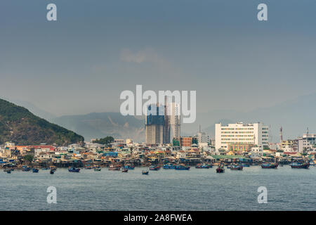 Nha Trang, Vietnam - März 11, 2019: Nördlich des Port, einem Fischerdorf Leben ziemlich viel am Strand in kleinen Häusern und ihre Boote auf. Stockfoto