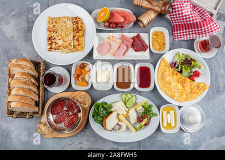 Traditionelles türkisches Frühstück Tabelle (Serpme Kahvalti). Frühstück im türkischen Stil. Stockfoto