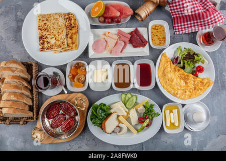 Traditionelles türkisches Frühstück Tabelle (Serpme Kahvalti). Frühstück im türkischen Stil. Stockfoto