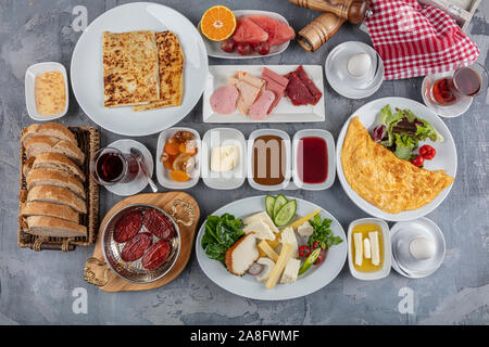 Traditionelles türkisches Frühstück Tabelle (Serpme Kahvalti). Frühstück im türkischen Stil. Stockfoto