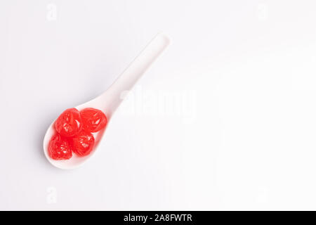 Maraschino Kirsche in einer weißen Schüssel, auf weißem Hintergrund, weiches Licht, Studio shot Stockfoto