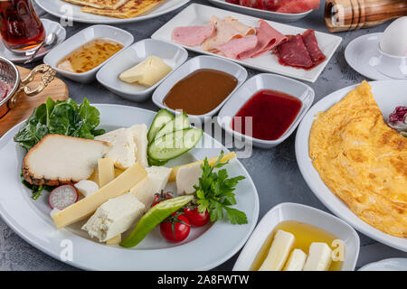 Traditionelles türkisches Frühstück Tabelle (Serpme Kahvalti). Frühstück im türkischen Stil. Stockfoto