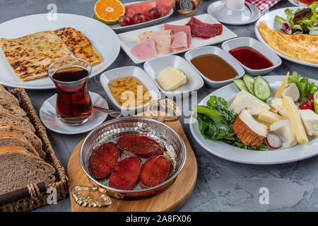 Traditionelles türkisches Frühstück Tabelle (Serpme Kahvalti). Frühstück im türkischen Stil. Stockfoto