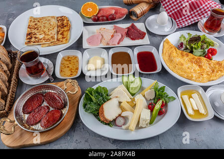 Traditionelles türkisches Frühstück Tabelle (Serpme Kahvalti). Frühstück im türkischen Stil. Stockfoto