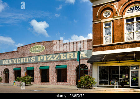 Bezaubernden Schaufenstern von alten Gebäuden in einem Revitalisierten downtown Hattiesburg, MS, USA Stockfoto