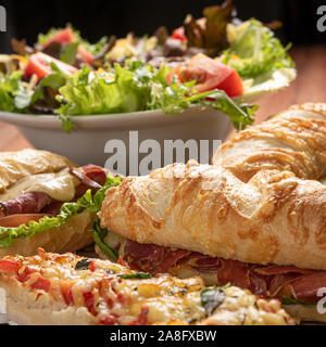 Satz von verschiedenen Sandwiches mit Käse, Salat von letucce und Tomaten auf Holzuntergrund Stockfoto