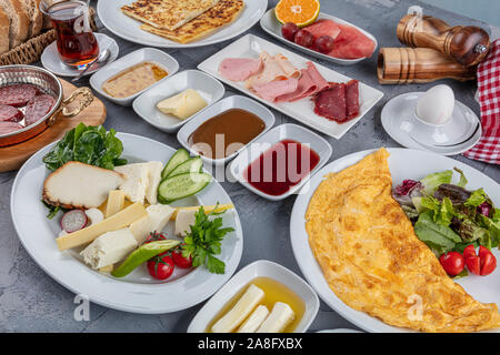 Traditionelles türkisches Frühstück Tabelle (Serpme Kahvalti). Frühstück im türkischen Stil. Stockfoto