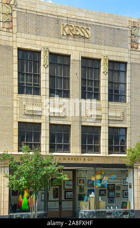 Die Art-Deco-Gebäude mit bewegter Geschichte, gebaut von S.H. Kress & Co, heute dem südlichen Mississippi Art Association in Hattiesburg, MS, USA Stockfoto