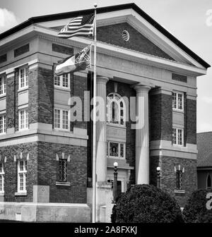 Amerikanische Flagge und dem Mississippi State Flag wave vor der Forrest County Gerechtigkeit Gericht, einer ehemaligen Freimaurertempel in Downtown Hattiesburg, MS Stockfoto