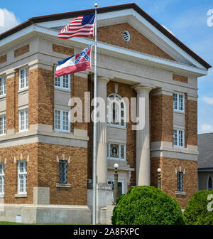Amerikanische Flagge und dem Mississippi State Flag wave vor der Forrest County Gerechtigkeit Gericht, einer ehemaligen Freimaurertempel in Downtown Hattiesburg, MS Stockfoto