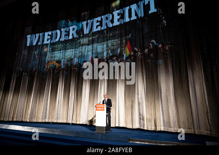 Berlin, Deutschland. 07 Nov, 2019. Steffen Klusmann, Chefredakteur des Spiegel, spricht vor der Premiere der Film "der Fall der Mauer - ein Jahr, das Geschichte schrieb" im Kino International. Der Film verfolgt das Jahr vom Fall der Berliner Mauer der Wiedervereinigung aus der ursprünglichen Materialien des Spiegel TV-Reporter. Credit: Fabian Sommer/dpa/Alamy leben Nachrichten Stockfoto