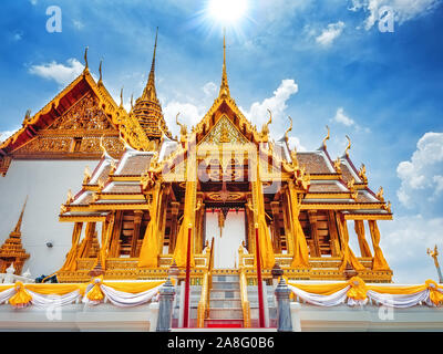 Phra Maha Prasat Gruppe im Royal Grand Palace, Phra Borom Maha Ratcha Wang - eine der beliebtesten Touristenattraktionen in Bangkok, Thailand Stockfoto