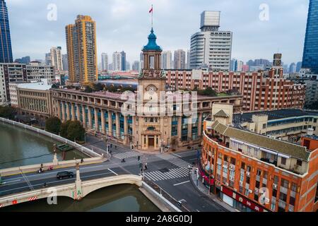 Shanghai Luftbild von oben mit Suzhou Creek Skyline der Stadt und den Wolkenkratzer in China. Stockfoto