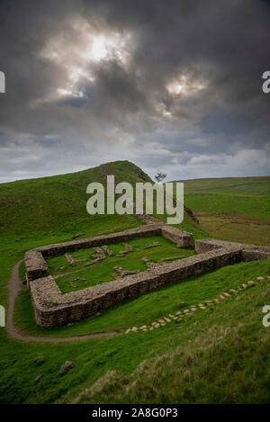 1,6 km Schloss 39 am Hadrian's Wall wurde im AD 122 auf Befehl des römischen Kaisers Hadrian erbaut, und streckte sich von Ost nach West Coast Stockfoto