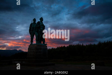 Die Commando Memorial in den schottischen Highlands mit der "Commandos" suchen immer mehr nach Süden in Richtung Ben Nevis. Stockfoto