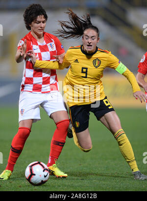 (191109) - ZAPRESIC, November 9, 2019 (Xinhua) - leonarda Balog (L) von Kroatien Mias mit Tessa Wullaert Belgien während der Euro 2021 Qualifikation der UEFA Frauen in Zapresic, Kroatien, Nov. 8, 2019. (Marko Dubravko/Pixsell über Xinhua) Stockfoto