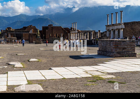 Das Foro der antiken Stadt Pompeji. Pompei ist eines der besten archäologischen Stätte des Römischen Reiches erhalten. Pompeji, Italien, Oktober 2019 Stockfoto