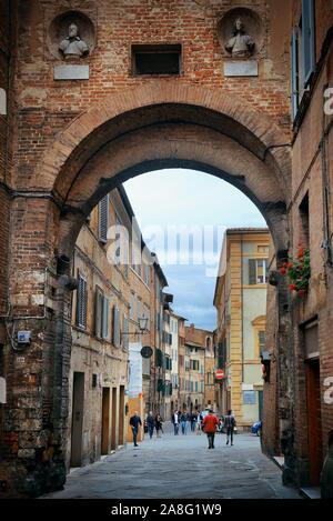 SIENA - Mai 13: Eine typische Straßenansicht am 13. Mai 2016 in Siena, Italien. Siena ist bekannt für seine stilvolle Küche, Kunst, Museen, mittelalterlichen Stadtbild. Stockfoto