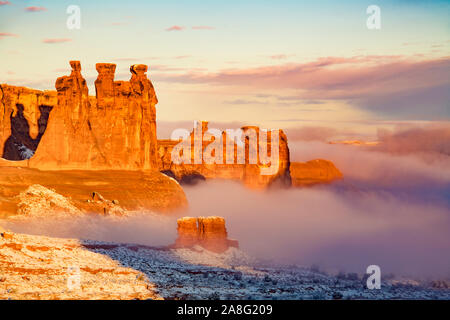 Winter Nebel im Arches National Park, Utah drei Klatschbasen, Shep Rock Stockfoto