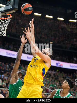 Kaunas, Litauen. 8. November, 2019. Nikola Mirotic (R) des FC Barcelona schießt während der Euroleague basketball Regular Season Match zwischen Zalgiris Kaunas in Litauen und Spanien FC Barcelona in Kaunas, Litauen, Nov. 8, 2019. Credit: alfredas Pliadis/Xinhua/Alamy leben Nachrichten Stockfoto