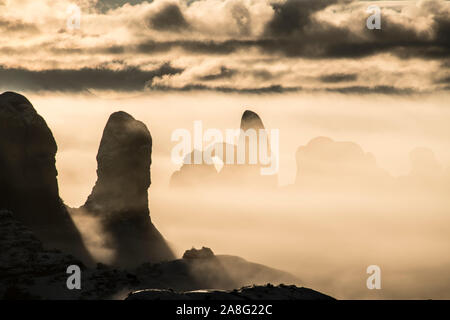 Nebel im Winter Dawn, Arches National Park, Utah. Garten Eden und Turret Arch Stockfoto