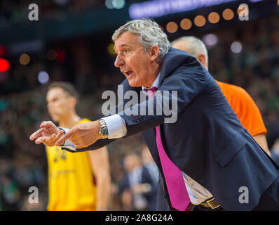 Kaunas, Litauen. 8. November, 2019. Head Coach des FC Barcelona Svetislav Pesic reagiert während der Euroleague basketball Regular Season Match zwischen Zalgiris Kaunas in Litauen und Spanien FC Barcelona in Kaunas, Litauen, Nov. 8, 2019. Credit: alfredas Pliadis/Xinhua/Alamy leben Nachrichten Stockfoto