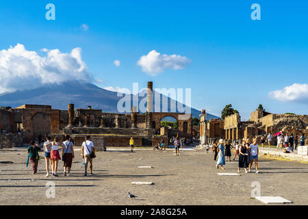 Besucher genießen Sie einen sonnigen Tag auf dem Forum von Pompeji antike Stadt. Pompei, Kampanien, Italien, Oktober 2019 Stockfoto