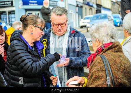 Alloa, Großbritannien. 6 Nov, 2019. SNP John Nicolson spricht mit den Einheimischen während seiner Wahlkampagne im Vorfeld der allgemeinen Wahlen 2019. Credit: Stewart Kirby/SOPA Images/ZUMA Draht/Alamy leben Nachrichten Stockfoto