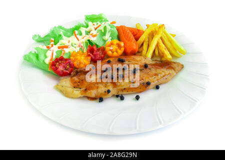 Gegrillter Fisch Pangasius Filet Steak mit Barbecue Sauce garniert schwarze Paprika und Salat verzieren frenchfries und Tomaten geschnitzten Stil Seitenansicht Stockfoto