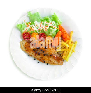 Gegrillter Fisch Pangasius Filet Steak mit Barbecue Sauce garniert schwarze Paprika und Salat verzieren frenchfries und Tomaten geschnitzt top Aussicht Stockfoto