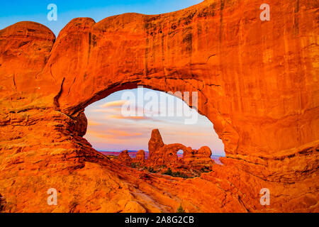 Sonnenaufgang an der Fenster und Turret Arch, Arches National Park, Utah, Windows Abschnitt Stockfoto