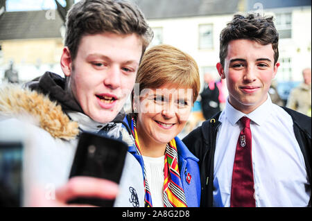 Alloa, Großbritannien. 6 Nov, 2019. Erster Minister Nicola Sturgeon nimmt eine selfie mit ihren Anhängern im Wahlkampf der SNP John NICOLSON vor der Bundestagswahl 2019. Credit: Stewart Kirby/SOPA Images/ZUMA Draht/Alamy leben Nachrichten Stockfoto
