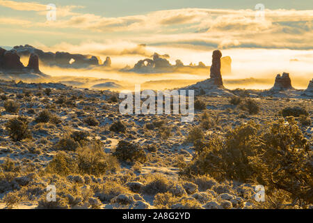 Winter Nebel an den Fenstern, Arches National Park, North Fenster und Turret Arch Stockfoto