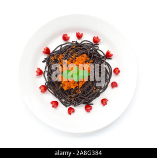 Schwarze Spaghetti mit tobiko Ei gebraten durch fliegende Fische original lecker kochen Gericht Fusion style Japanische und Italienische gemischt Dekorieren mit geschnitzten Tom Stockfoto