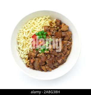 Ja Jang Myeon Nudeln mit Sauce aus schwarzen Bohnen und verschiedene Gemüse wie Karotten, Zwiebeln und Huhn dekorieren Tomaten und Frühlingszwiebel geschnitzt Blatt f Stockfoto