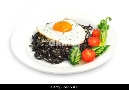 Spaghetti rühren gebraten mit Knoblauch und Parmesan auf der Oberseite mit Spiegelei Fusion Food traditionellen italienischen Stil mix Thai Food Stil dekorieren mit Tom Stockfoto