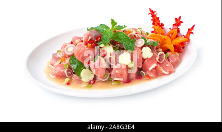 Spicy Lachs Salat in Thai Kräuter Soße Thai gewürzte Speisen Vorspeise die beliebte von Thailand dekorieren mit geschnitzten Chili goodtasty und healthyfood für Ernährung Stockfoto