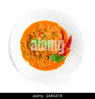 Getrocknete rote Schwein mit Kokosmilch (panang) Thaifood Stil gekrönt mit Bergamotte blatt Slice und Chili Draufsicht auf weißem Hintergrund curry Curry Stockfoto