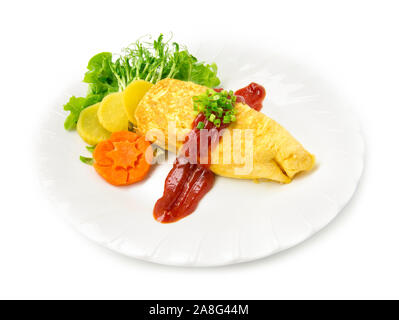 Omurice innen gebratener Reis mit Ei in Tomatensauce auf Zwiebel Feder schmücken eingelegter Rettich und geschnitzten Karotten Blume, Erbse Sprossen und Grün Stockfoto