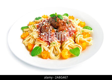 Spaghetti Bolognese mit Fleisch und Käse einfach Essen traditionellen italienischen Stil dekorieren mit geschnitzten gelbe Kirschtomaten Seitenansicht Stockfoto