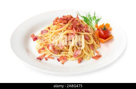 Spaghetti mit Speck auf Speck knusprig einfach goodtasty Fusion Food traditionellen italienischen Stil dekorieren mit Erbse Rosenkohl gebratene, geschnitzte Karotten Stockfoto
