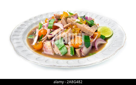 Pikanter Salat mit fermentierten Wurst aus Schweinefleisch und Chili paste. Thai Food dish Seitenansicht auf weißem Hintergrund Stockfoto