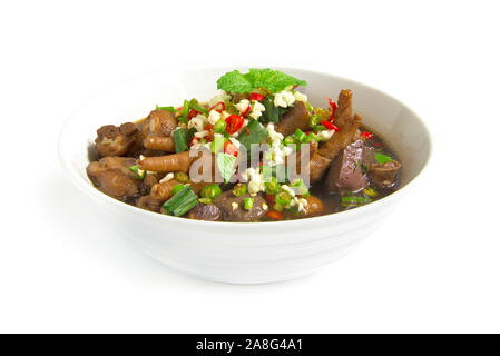 Huhn Füße würzige Suppe Thai Essen würzig lecker Stil Seitenansicht auf weißem Hintergrund Stockfoto