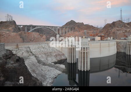 Frühling in Nevada: Am frühen Morgen Blick auf den Hoover Dam und Mike O'Callaghan-Pat Tillman Memorial Bridge Stockfoto