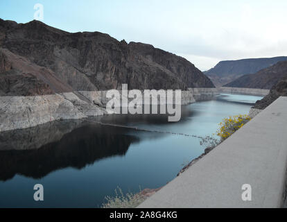 Frühling in Nevada: Am frühen Morgen Blick auf den Lake Mead in der schwarzen Schlucht auf dem Colorado River nur Vor dem Hoover Dam Stockfoto