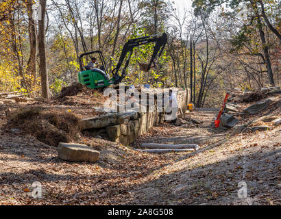 Great Falls, VA - 6 November 2019: Arbeiter Reparatur der alten Stein Canal Locks auf die Patowmack canal Umgehung des Potomac River Stockfoto