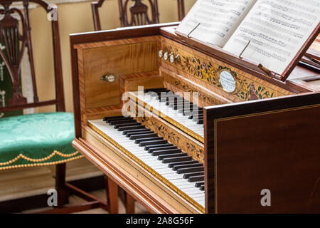 Mount Vernon, VA - 5 November 2019: Antike harpsicord oder Klavier im Inneren von George Washington's Home am Mt. Vernon Stockfoto