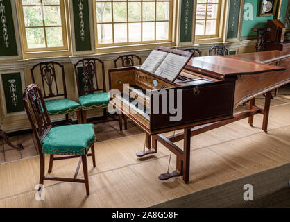 Mount Vernon, VA - 5 November 2019: Antike harpsicord oder Klavier im Inneren von George Washington's Home am Mt. Vernon Stockfoto